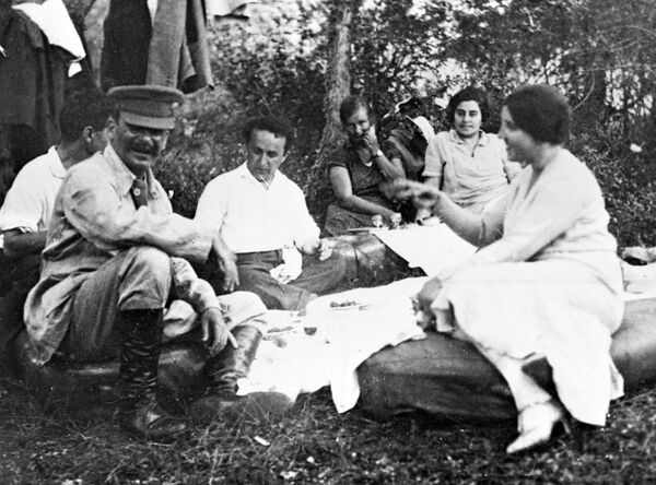 Iósif Stalin con su esposa y amigos - Sputnik Mundo