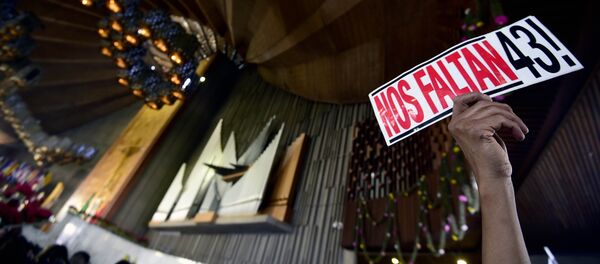 Un cartel dedicado a los 43 estudiantes desaparecidos en Ayotzinapa, México - Sputnik Mundo