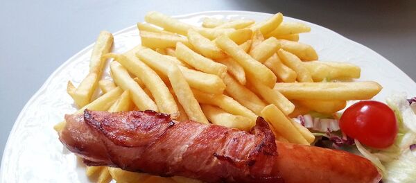 Salchichas con papas fritas - Sputnik Mundo