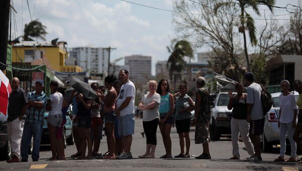 Una cola para conseguir agua en San Juan, Puerto Rico - Sputnik Mundo