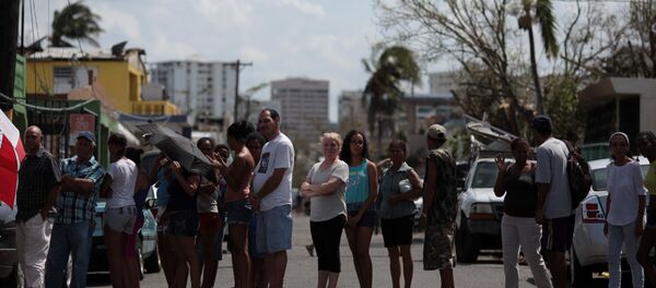 Una cola para conseguir agua en San Juan, Puerto Rico - Sputnik Mundo