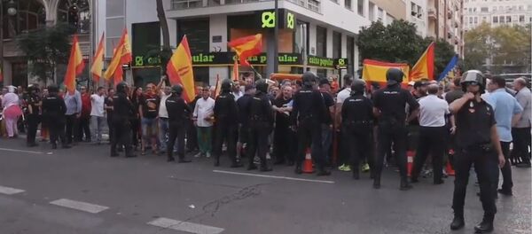 Protestas a favor y en contra del referéndum en Cataluña sacuden Valencia - Sputnik Mundo