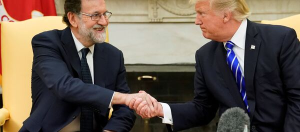 El presidente de España, Mariano Rajoy junto al presidente de EEUU, Donald Trump El presidente de España, Mariano Rajoy junto al presidente de EEUU, Donald Trump - Sputnik Mundo