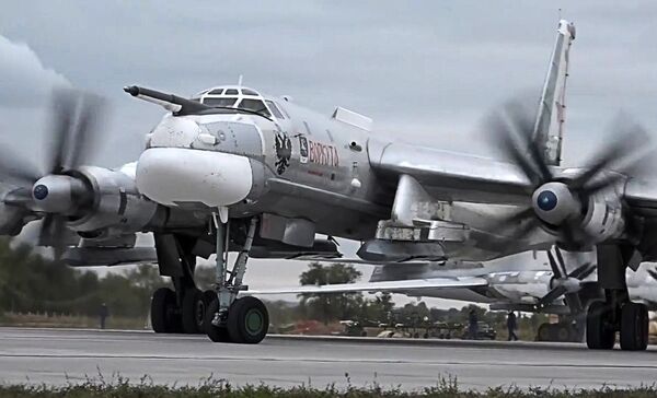 Ataques con misiles de crucero rusos Kh-101 sobre objetivos de terroristas en Siria - Sputnik Mundo