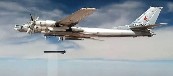 Ataques con misiles de crucero rusos Kh-101 sobre objetivos de terroristas en Siria - Sputnik Mundo