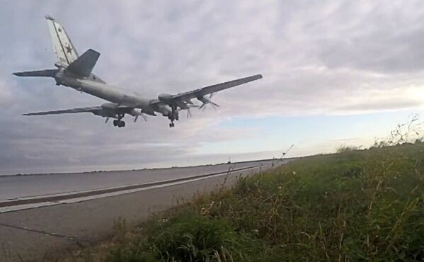 Ataques con misiles de crucero rusos Kh-101 sobre objetivos de terroristas en Siria - Sputnik Mundo