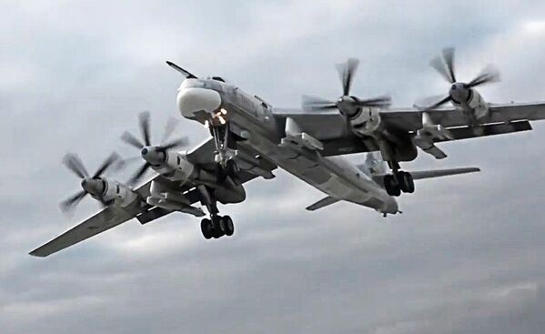 Ataques con misiles de crucero rusos Kh-101 sobre objetivos de terroristas en Siria - Sputnik Mundo