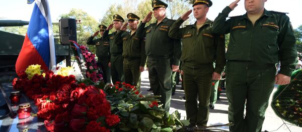 La ofrenda floral al retrato del general teniente ruso Valeri Asápov, fallecido en Siria - Sputnik Mundo