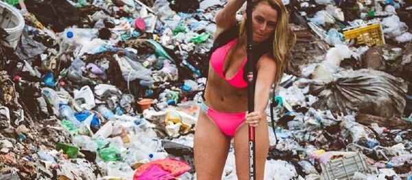 Alison Teal rema en medio a la basura Alison Teal rema en medio a la basura - Sputnik Mundo