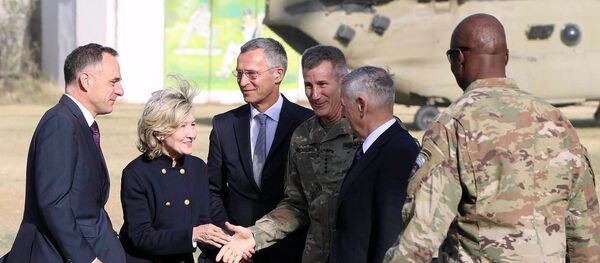 Secretario de Defensa de EEUU, James Mattis, y secretario general de la OTAN, Jens Stoltenberg, en Kabul Secretario de Defensa de EEUU, James Mattis, y secretario general de la OTAN, Jens Stoltenberg, en Kabul - Sputnik Mundo