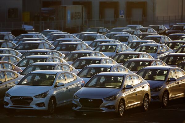 Automóviles Hyundai Solaris en la región de Leningrado - Sputnik Mundo