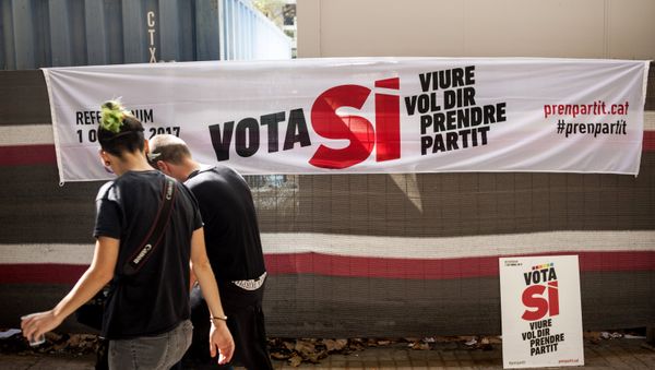 Un cartel en Barcelona, Cataluña Un cartel en Barcelona, Cataluña - Sputnik Mundo