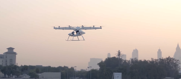 El taxi volador de Volocopter durante su primer vuelo público en Dubái - Sputnik Mundo