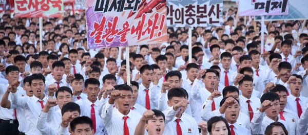 Estudiantes norcoreanos durante las protestas contra EEUU (archivo) Estudiantes norcoreanos durante las protestas contra EEUU (archivo) - Sputnik Mundo