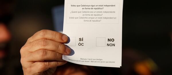 Un participante de protestas muestra el formulario del referéndum en Cataluña, España - Sputnik Mundo