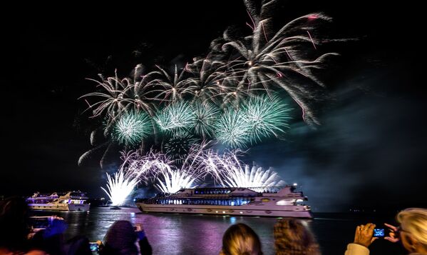 Lluvia de colores en el cielo de Moscú: clausura del festival Círculo de Luz - Sputnik Mundo