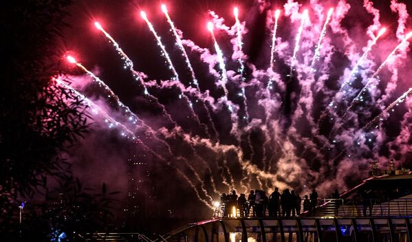 Lluvia de colores en el cielo de Moscú: clausura del festival Círculo de Luz - Sputnik Mundo