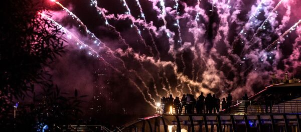 Lluvia de colores en el cielo de Moscú: clausura del festival Círculo de Luz - Sputnik Mundo