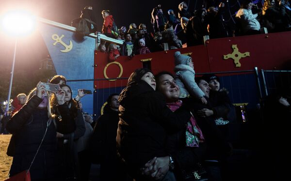 Lluvia de colores en el cielo de Moscú: clausura del festival Círculo de Luz - Sputnik Mundo