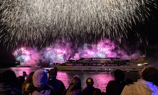 Lluvia de colores en el cielo de Moscú: clausura del festival Círculo de Luz - Sputnik Mundo