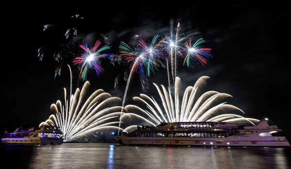 Lluvia de colores en el cielo de Moscú: clausura del festival Círculo de Luz - Sputnik Mundo