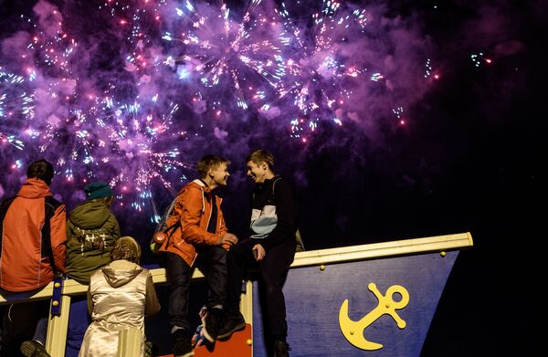Lluvia de colores en el cielo de Moscú: clausura del festival Círculo de Luz - Sputnik Mundo