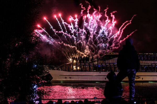 Lluvia de colores en el cielo de Moscú: clausura del festival Círculo de Luz - Sputnik Mundo