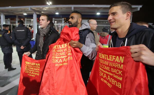 Cálida bienvenida rusa en los partidos de la Liga de Campeones en Moscú - Sputnik Mundo