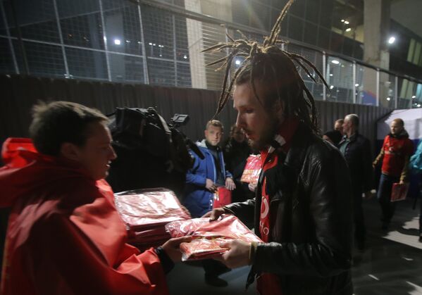 Cálida bienvenida rusa en los partidos de la Liga de Campeones en Moscú - Sputnik Mundo