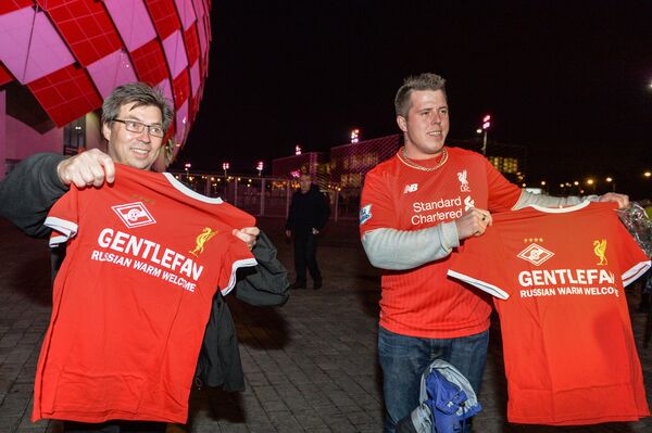 Cálida bienvenida rusa en los partidos de la Liga de Campeones en Moscú - Sputnik Mundo