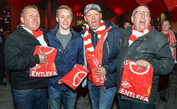 Cálida bienvenida rusa en los partidos de la Liga de Campeones en Moscú - Sputnik Mundo