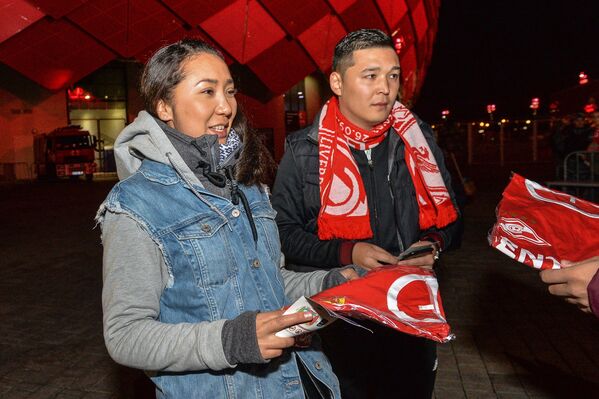 Cálida bienvenida rusa en los partidos de la Liga de Campeones en Moscú - Sputnik Mundo