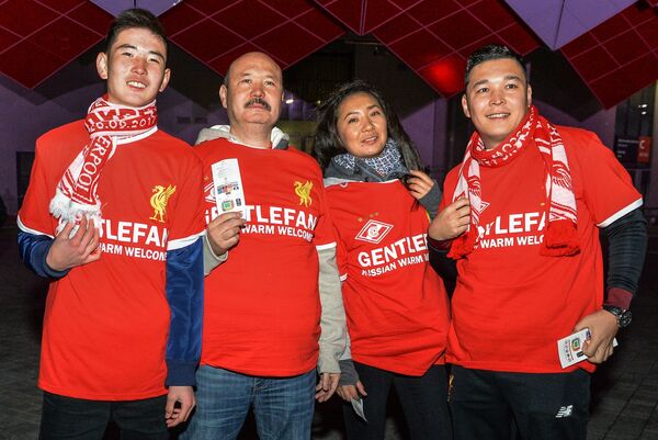 Cálida bienvenida rusa en los partidos de la Liga de Campeones en Moscú - Sputnik Mundo