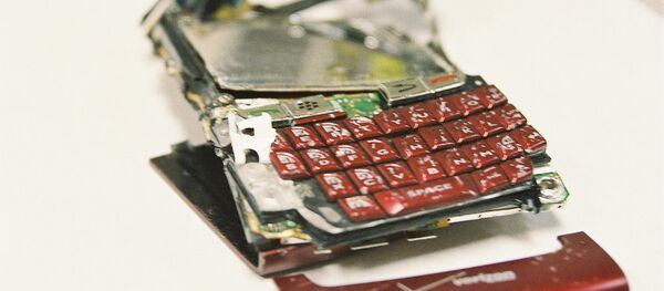 Un smartphone roto - Sputnik Mundo