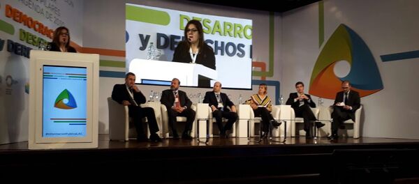 La periodista paraguaya Mabel Rehnfeldt modera el panel sobre democracia en el que participa además Edison Lanza entre representantes de los gobiernos argentino y uruguayo, del PNUD y de Brasil - Sputnik Mundo