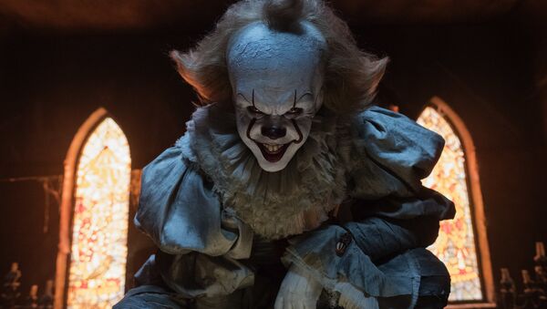 Bill Skarsgard in a scene from It. - Sputnik Mundo