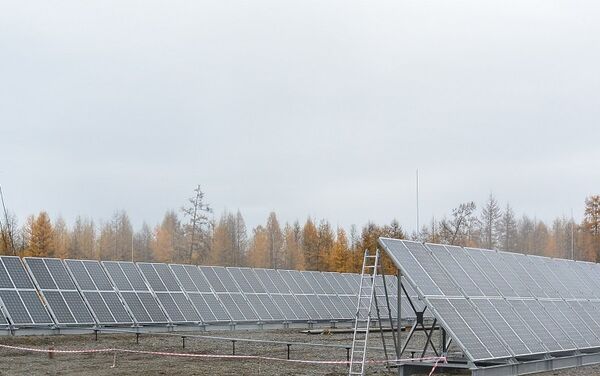 Una central solar en la aldea de Orto-Balagan, en la república de Yakutia Una central solar en la aldea de Orto-Balagan, en la república de Yakutia - Sputnik Mundo