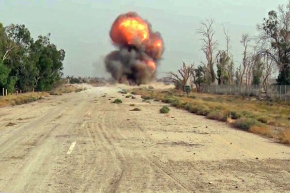 Zapadores rusos desminan la ciudad siria de Deir Ezzor - Sputnik Mundo