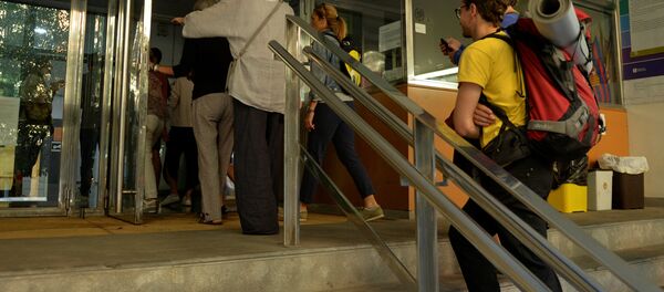 Personas ocupando un colegio en Barcelona, España - Sputnik Mundo