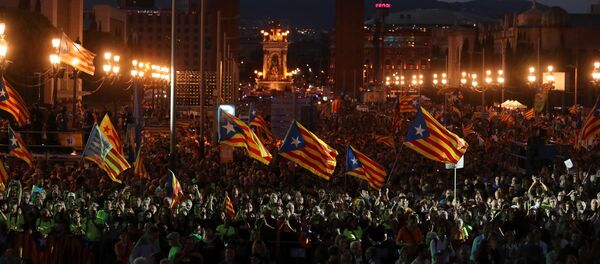 Acto a favor del referéndum para la independencia de Cataluña celebrado en Barcelona, España - Sputnik Mundo