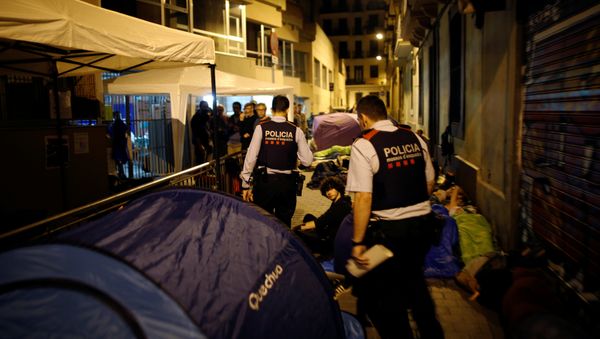 Los Mossos d'Esquadra en un colegio catalán Los Mossos d'Esquadra en un colegio catalán - Sputnik Mundo