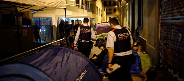 Los Mossos d'Esquadra en un colegio catalán Los Mossos d'Esquadra en un colegio catalán - Sputnik Mundo