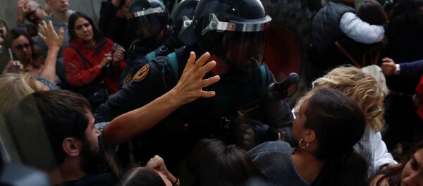 Enfrentamientos entre policía y manifestantes en Barcelona - Sputnik Mundo