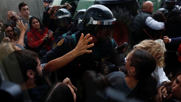 Enfrentamientos entre policía y manifestantes en Barcelona - Sputnik Mundo