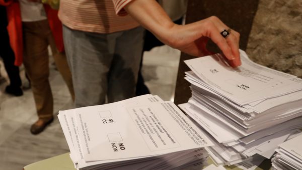 Votación en el referéndum catalán Votación en el referéndum catalán - Sputnik Mundo