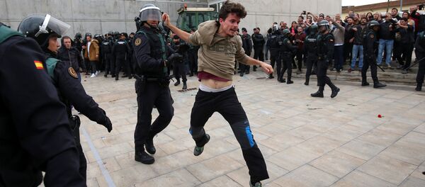 Enfrentamientos entre policía y manifestantes en Barcelona - Sputnik Mundo