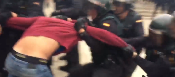 Fuertes imágenes: tensión entre policía y votantes del referéndum en Barcelona Fuertes imágenes: tensión entre policía y votantes del referéndum en Barcelona - Sputnik Mundo