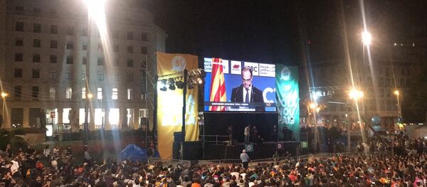 Miles de personas se congregan en Plaza Cataluña para 'celebrar' el referéndum - Sputnik Mundo