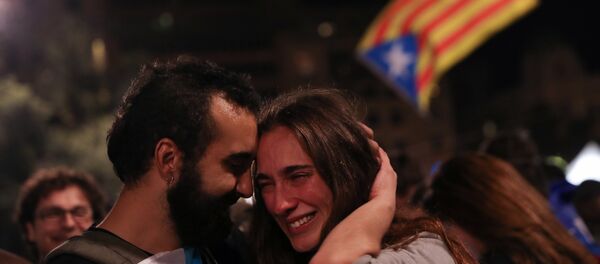 La gente celebra el referéndum en Plaza Cataluña - Sputnik Mundo