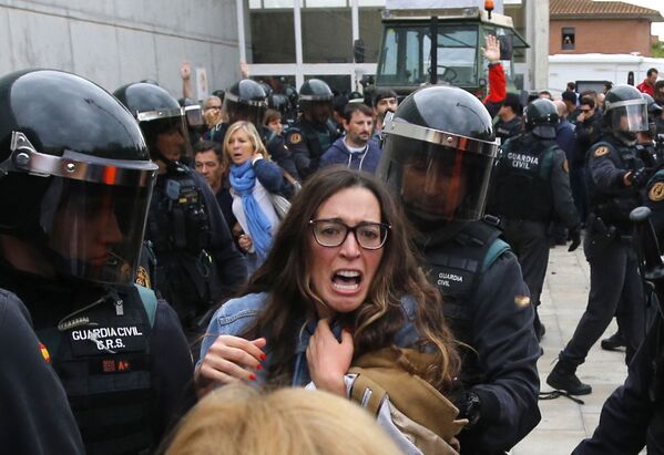 Cataluña y el 1-O: un referéndum a 'moretones' - Sputnik Mundo